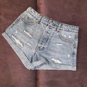 ⭐️ BRAND NEW light wash distressed short ⭐️